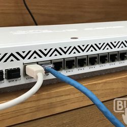 các cổng Router Mikrotik CCR1036-12G-4S-EM